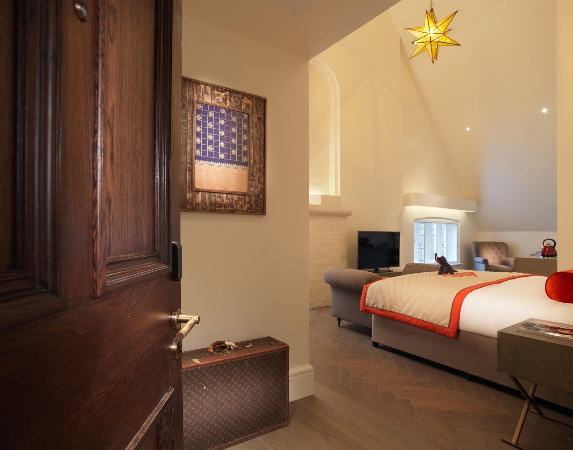 Готель The Lalit Лондон Номер фото A room at the hotel