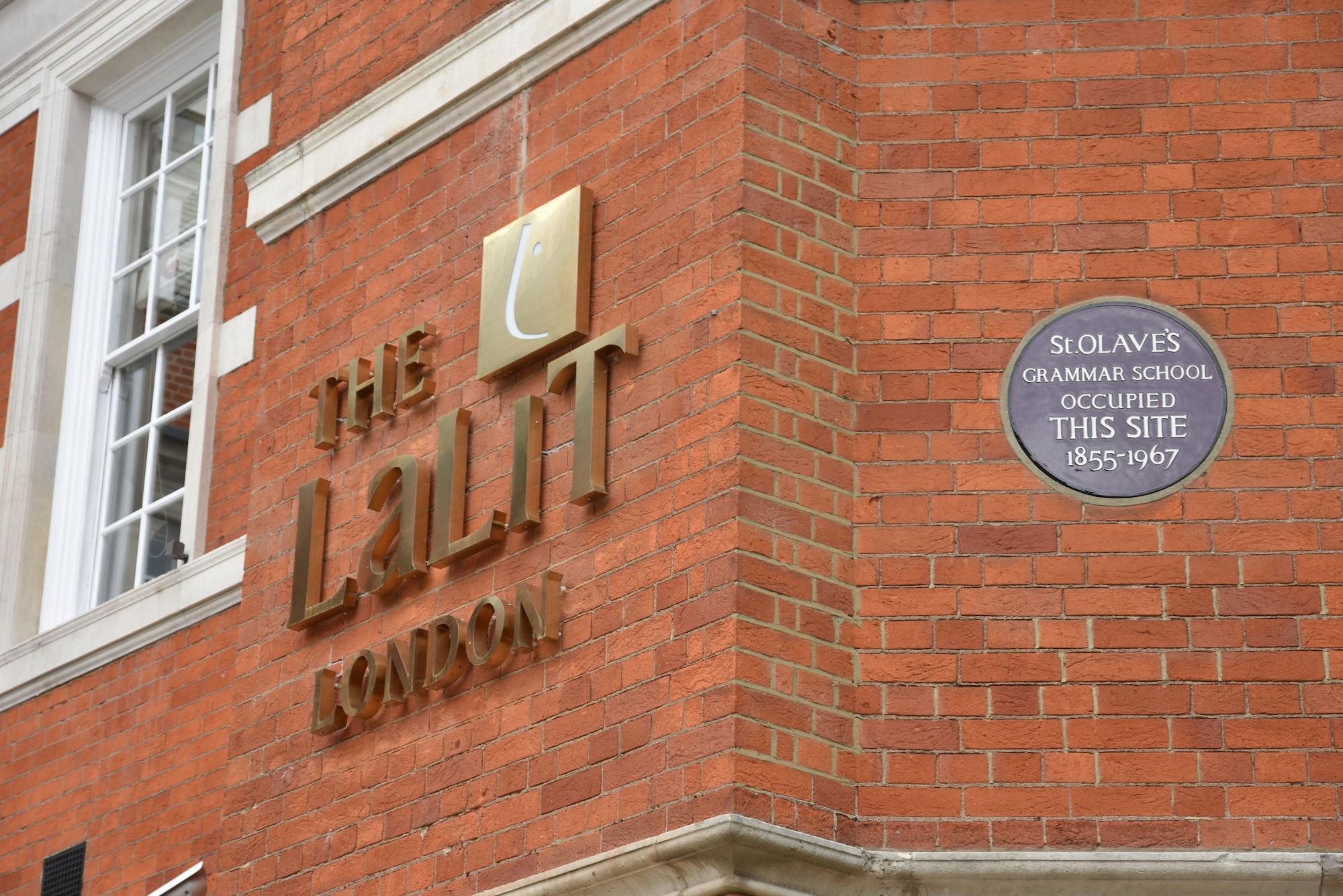 Готель The Lalit Лондон Екстер'єр фото The UCL logo and the commemorative plaque at the site of the former Soho slave school