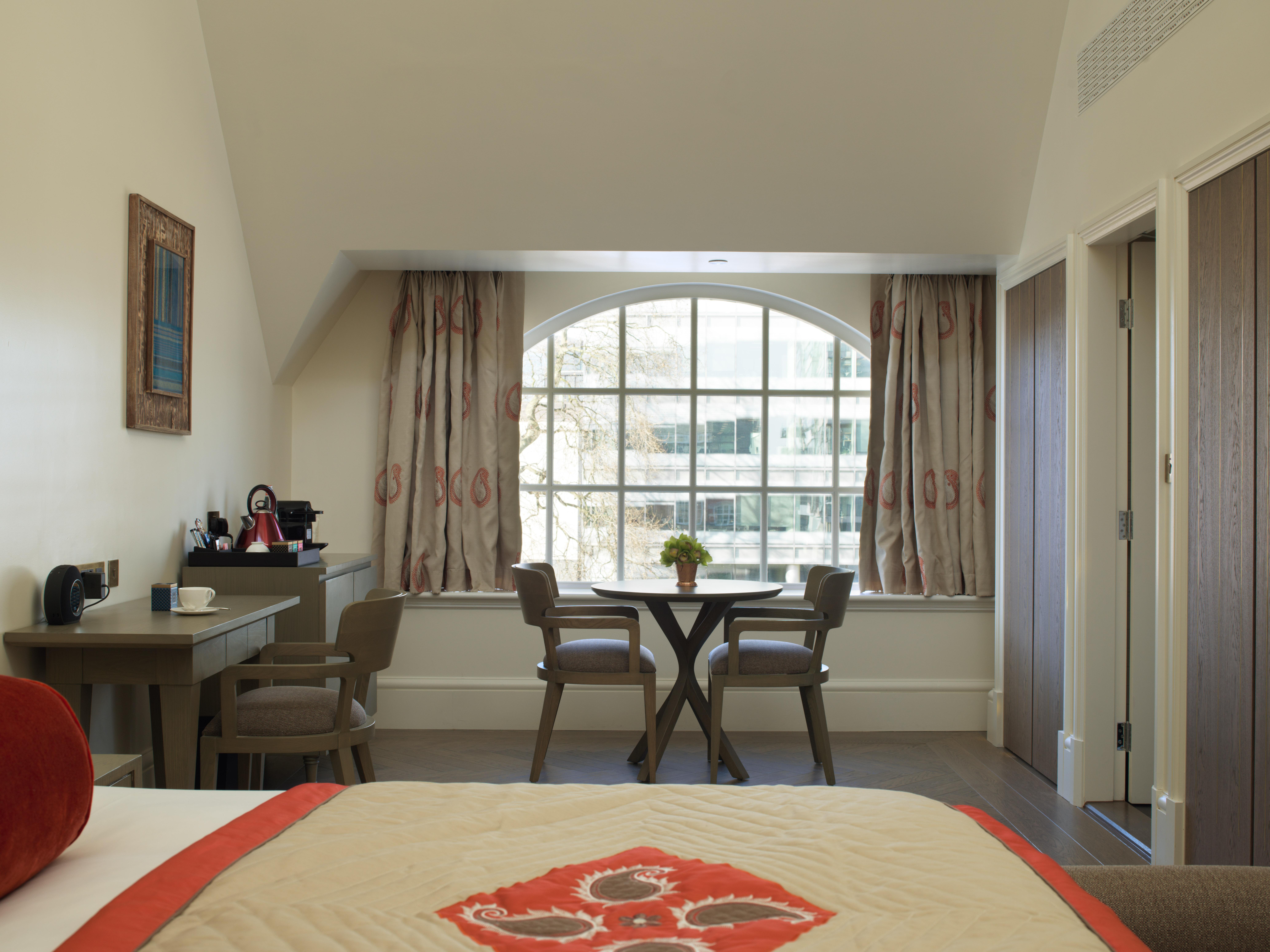 Готель The Lalit Лондон Номер фото A room at the hotel