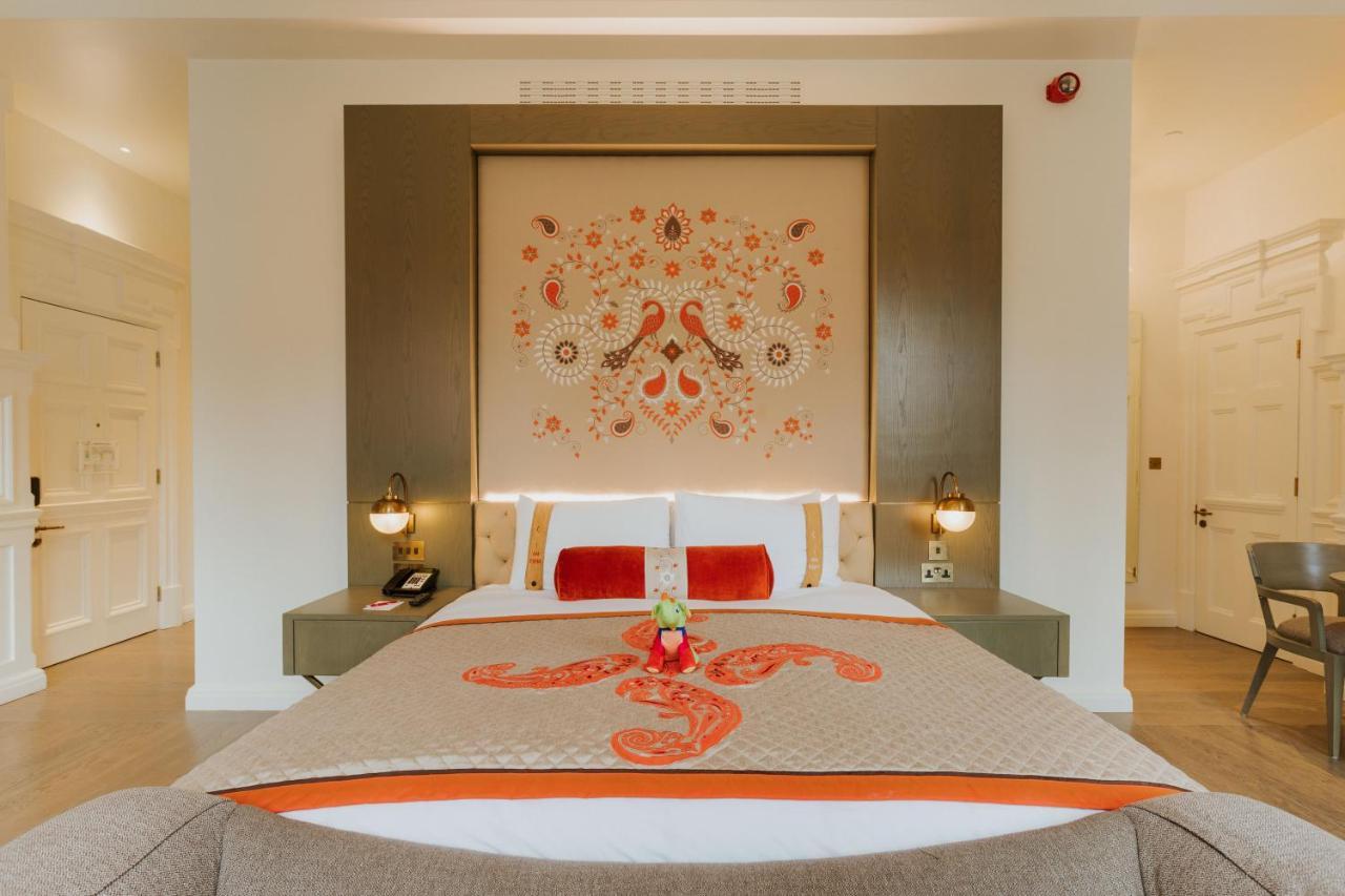 Готель The Lalit Лондон Екстер'єр фото A bedroom at the Taj Mahal Palace