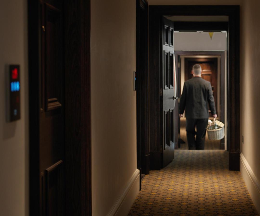 Готель The Lalit Лондон Екстер'єр фото A room service employee delivers room service to a guest room
