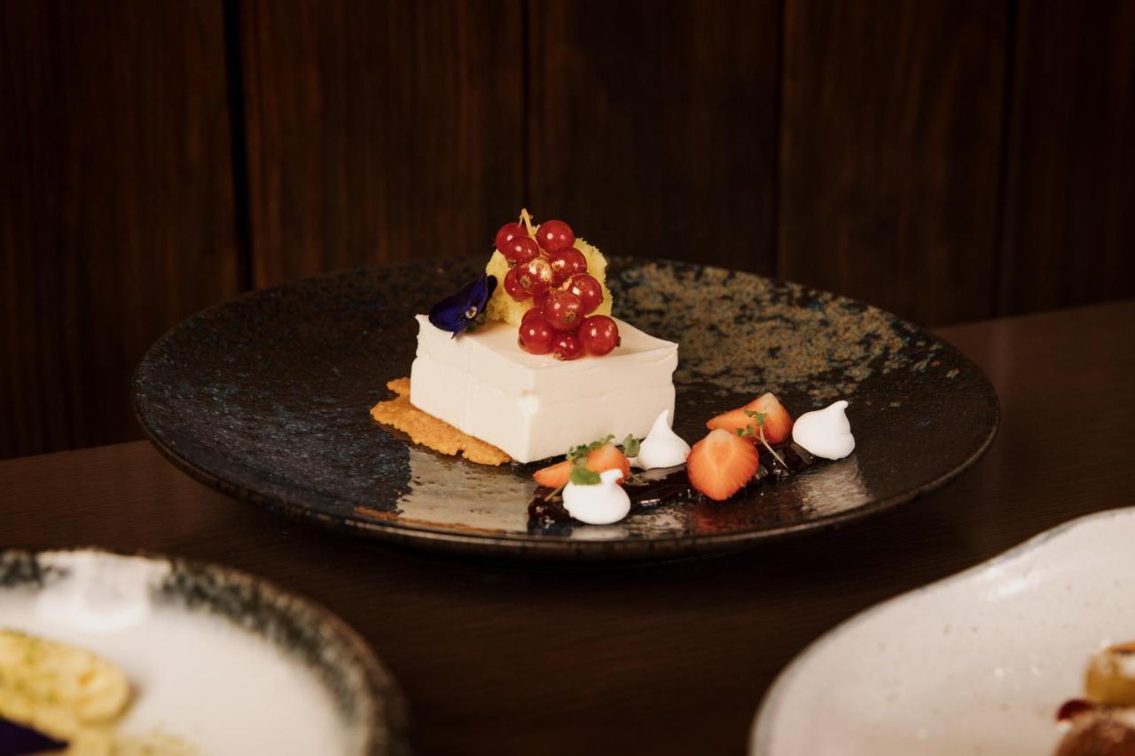 Готель The Lalit Лондон Екстер'єр фото A cheesecake