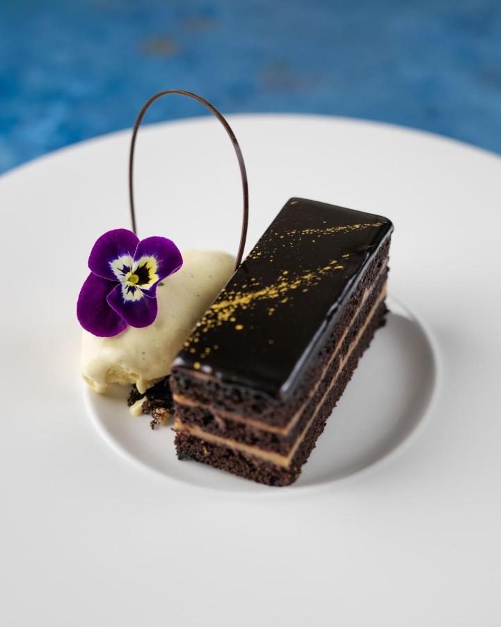Готель The Lalit Лондон Екстер'єр фото A chocolate cake