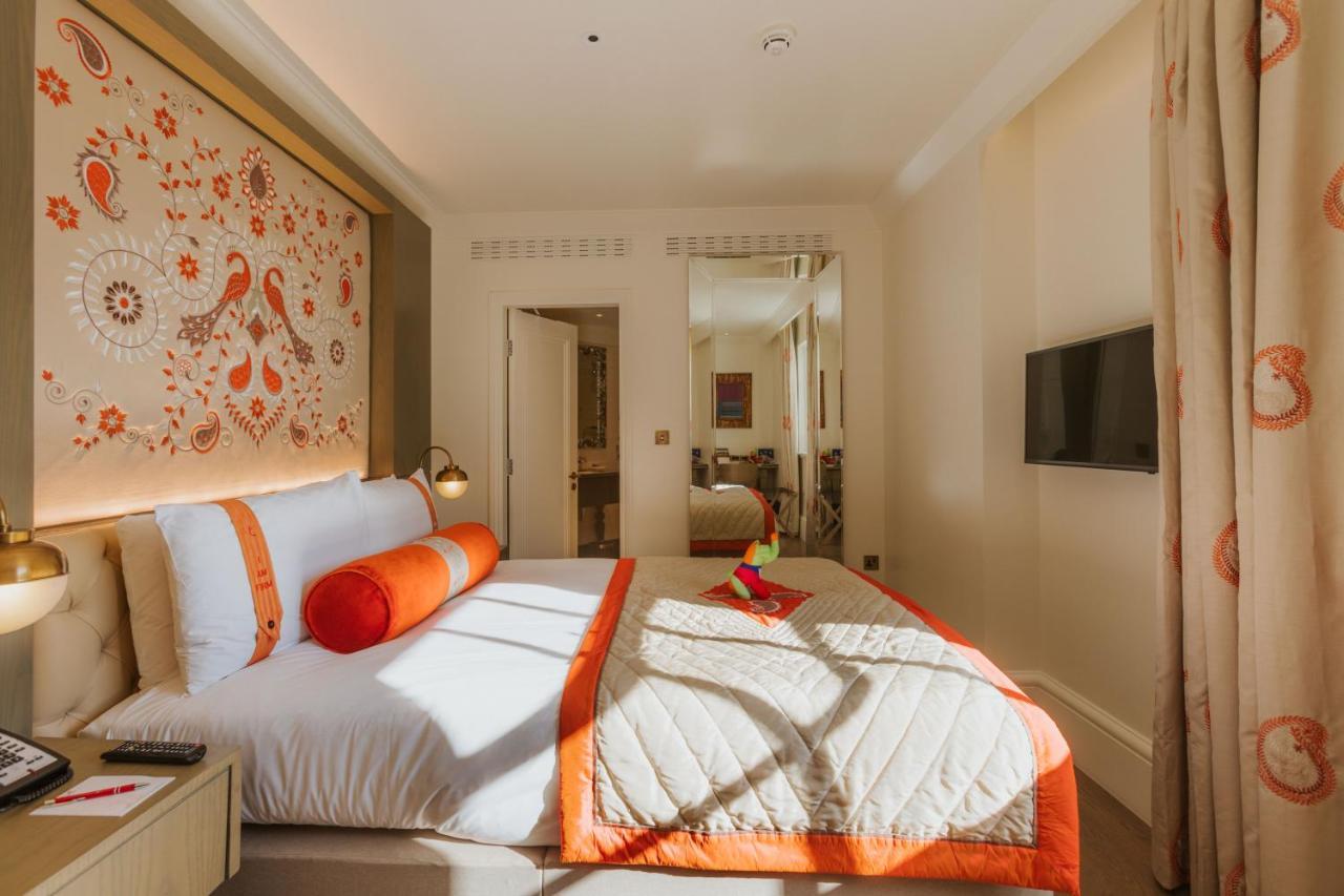 Готель The Lalit Лондон Екстер'єр фото A bedroom at the Mandarin Oriental, London