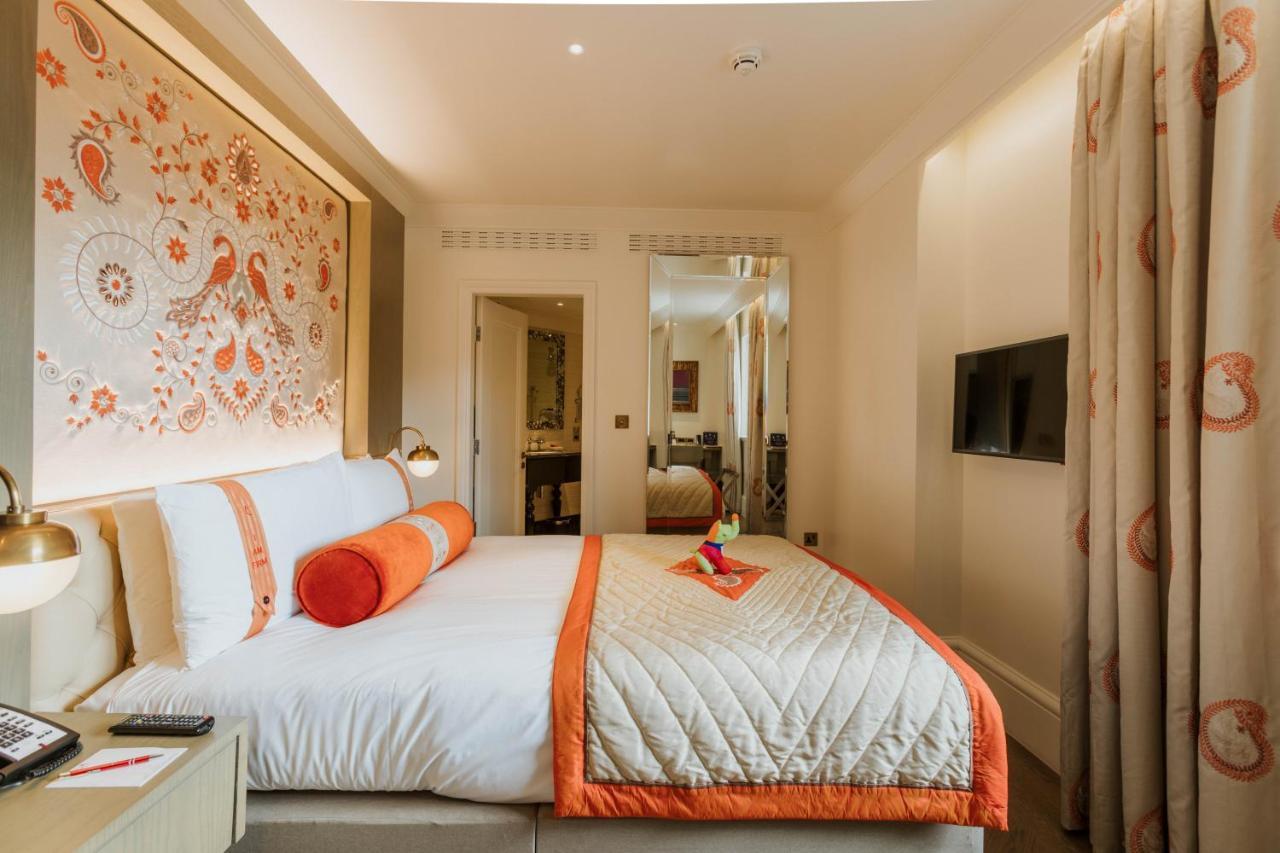 Готель The Lalit Лондон Екстер'єр фото A bedroom at the Mandarin Oriental London