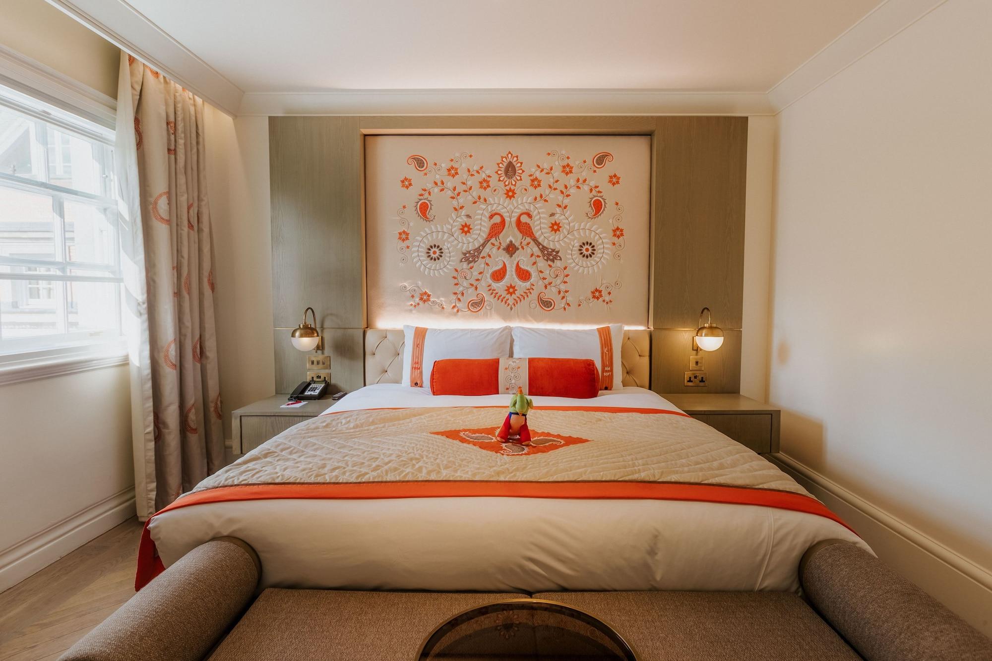 Готель The Lalit Лондон Номер фото A bedroom at the hotel