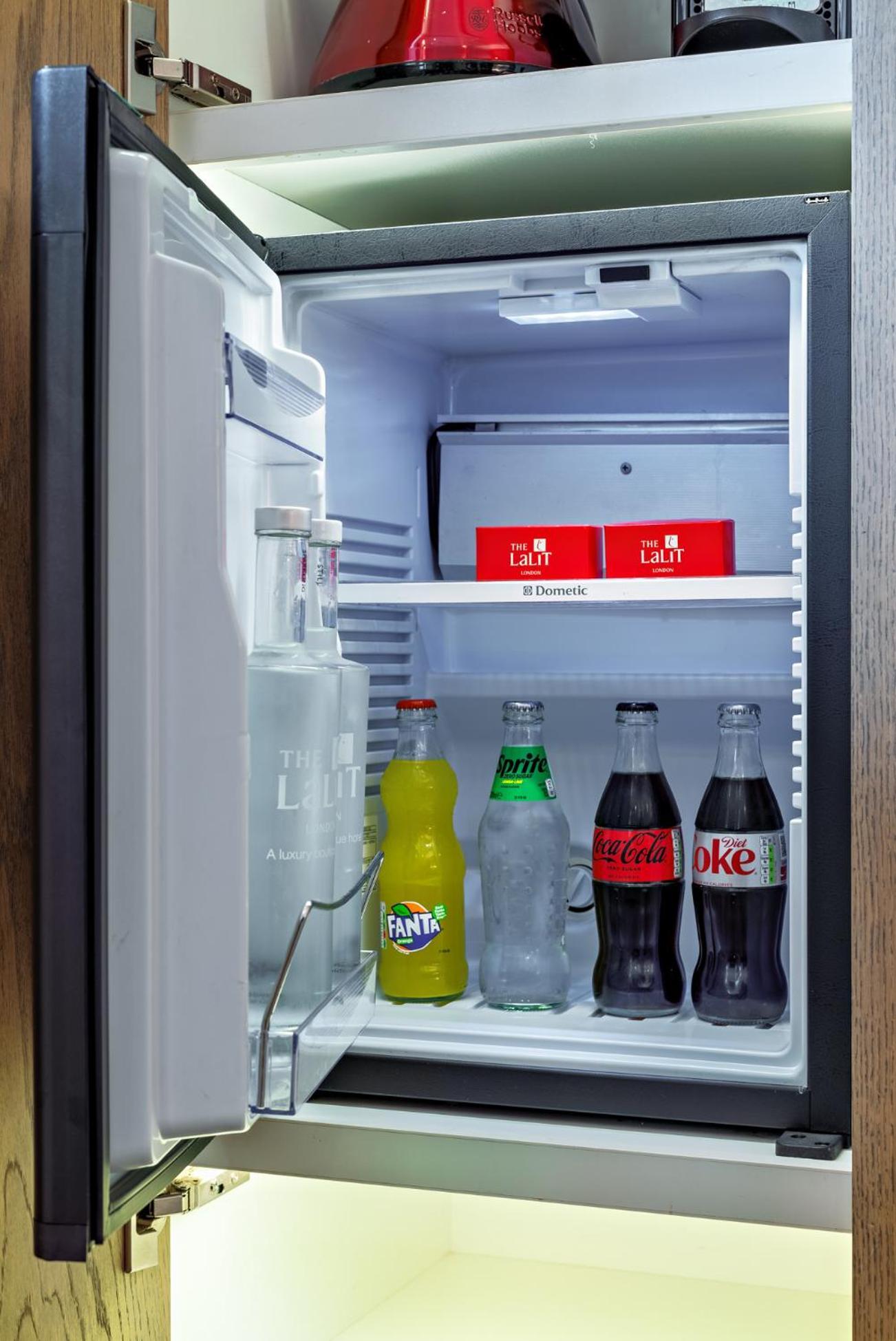 Готель The Lalit Лондон Екстер'єр фото A typical hotel mini-bar