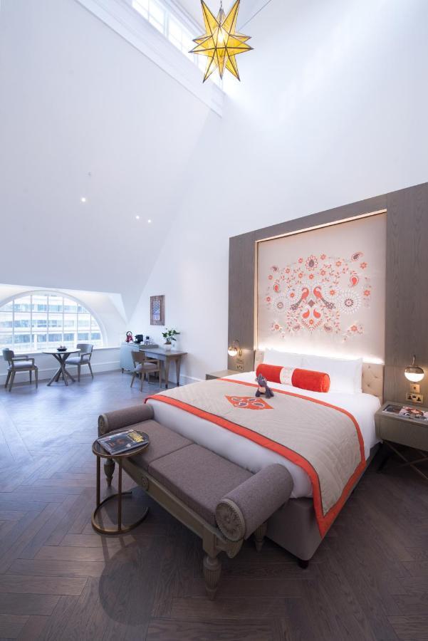 Готель The Lalit Лондон Номер фото A bedroom at the hotel